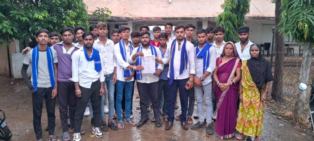 पलारी तहसीलदार पर जातिसूचक टिप्पणी का आरोप, भीम आर्मी ने सौंपा ज्ञापन