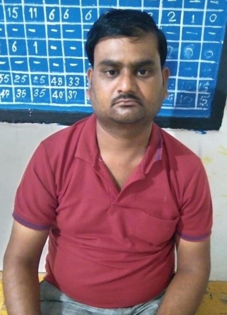 नया बस स्टैंड सिमगा में सटोरिया गिरफ्तार  “समाधान सेल” की सूचना पर कार्रवाई, नगदी रकम, मोबाइल व सट्टा-पट्टी जप्त