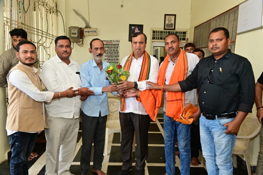 नवनियुक्त भाजपा पदाधिकारियों ने लिया पूर्व विधायक शिवरतन शर्मा का आशीर्वाद