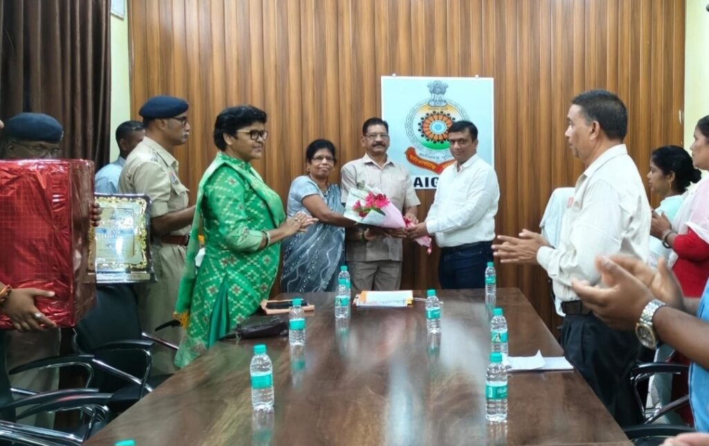जिला पुलिस रायगढ़ के प्रधान आरक्षक ख्रिस्तप्यारा उत्तम दान कुजूर सेवा निवृत्त, पुलिस अधीक्षक ने किया सम्मानित।