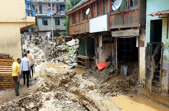 Mandi flood: घर-दुकान बहने से लोगों की जिंदगी संकट में