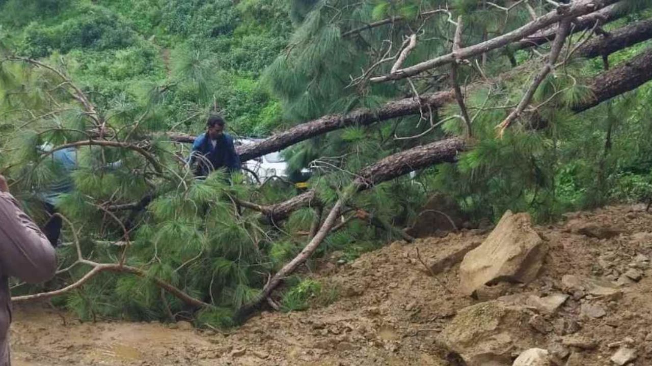 Mumbai Landslide: मुंबई के विक्रोली में बड़ा हादसा! भूस्खलन के कारण झोपड़ी पर गिरा पहाड़, एक ही परिवार के दो लोगों की मौत