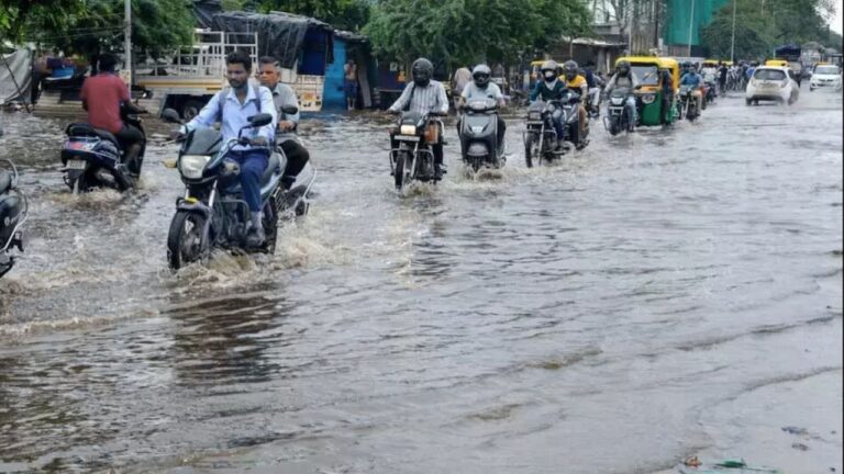 Weather Update: गुजरात में रेड अलर्ट, मुंबई में राहत लेकिन बरकरार खतरा, हिमाचल में 368 सड़कें बंद