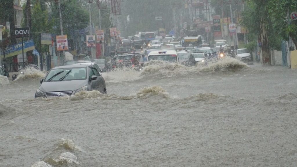 Uttarakhand Heavy Rainfall: उत्तराखंड में आपदा की आशंका, भारी बारिश से जलभराव और वाहन आवागमन में बाधा, लोगों को सावधानी बरतने की सलाह