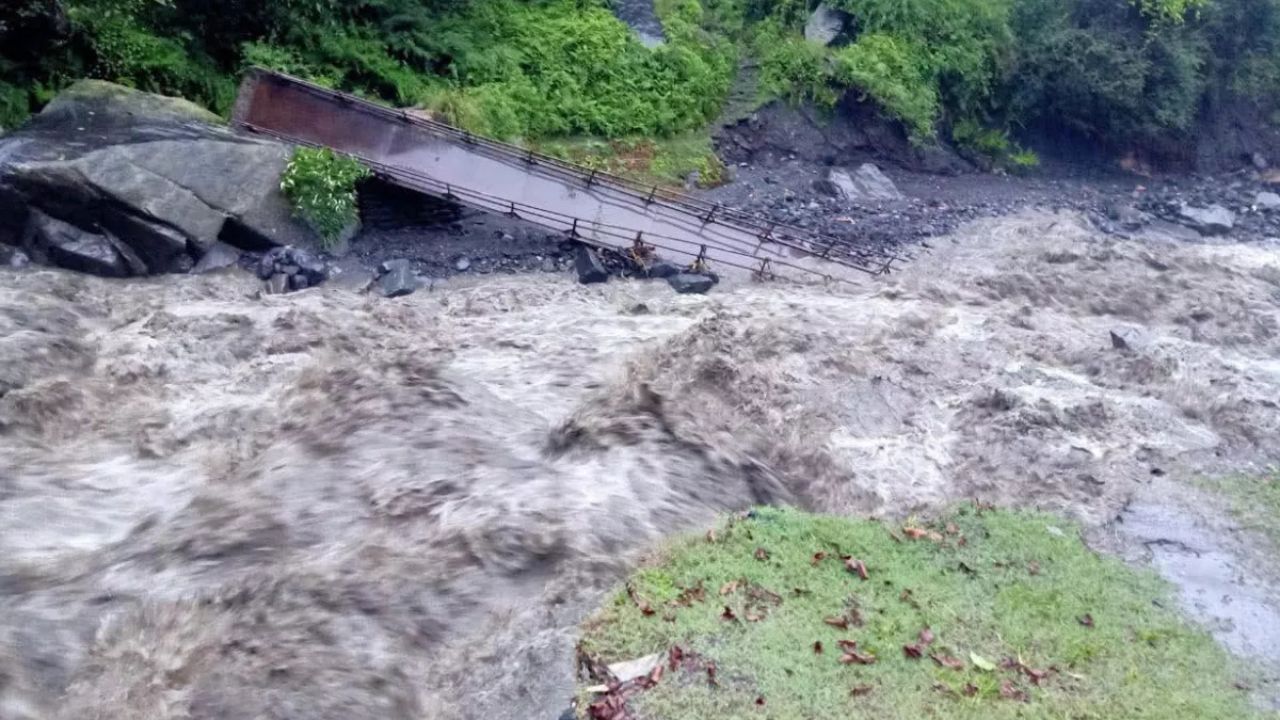 Kullu cloudburst: कुल्लू में देर रात बादल फटने से मची तबाही, बह गए घर और गाड़ियां, शिमला से टूटा संपर्क