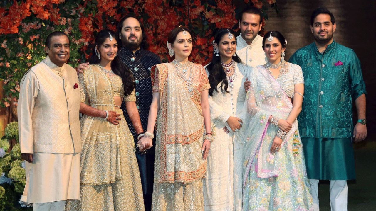 भारत की सबसे अमीर कारोबारी परिवारों की नई रैंकिंग! अंबानी बनें भारत के सबसे अमीर परिवार, संपत्ति 28 लाख करोड़ तक पहुँची