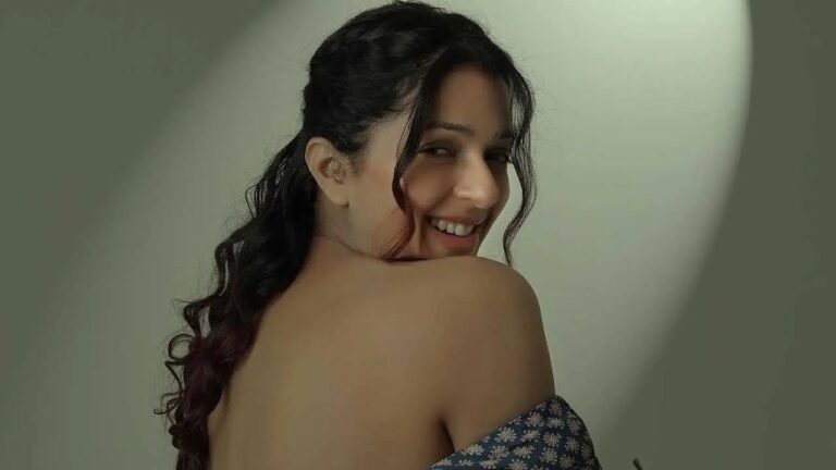 सादगी भरे अंदाज से दर्शकों का दिल जीतने वाली भूमिका चावला आज कहां हैं, तेलुगु स्टार से बॉलीवुड की मासूम हीरोइन तक – जानिए भूमिका की जर्नी
