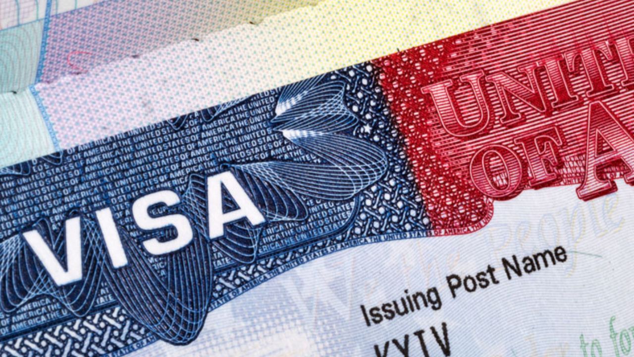 USCIS ने CSPA नियमों में बदलाव किए, H-1B वीजा धारकों के बच्चों की स्थिति प्रभावित! अमेरिका की नई नीति से बढ़ी मुश्किलें