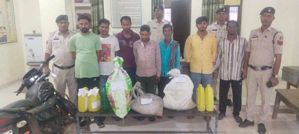 हसौद पुलिस की बड़ी कार्रवाई, 102 लीटर महुआ शराब जब्त – 7 आरोपी गिरफ्तार