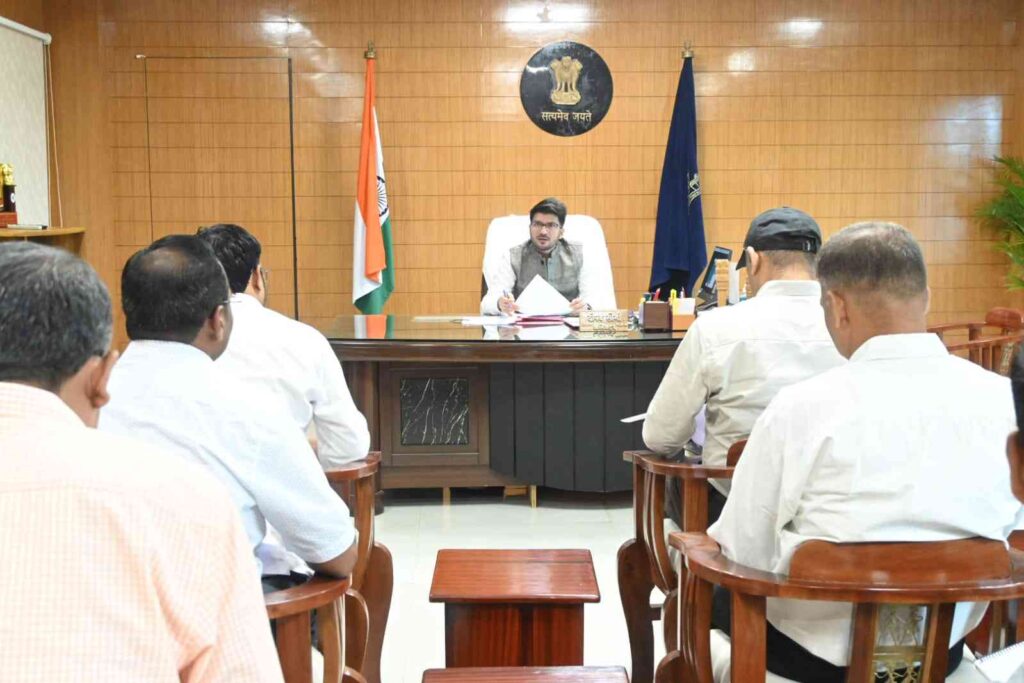 कलेक्टर ने की खाद भण्डारण व वितरण की समीक्षा समितियों में आवश्यकता अनुसार यूरिया उपलब्ध कराने के निर्देश