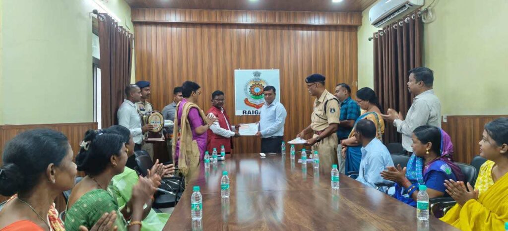 रायगढ़ जिला पुलिस के दो पुलिसकर्मी हुए सेवानिवृत्त, पुलिस अधीक्षक ने सेवानिवृत्तों को किया सम्मानित