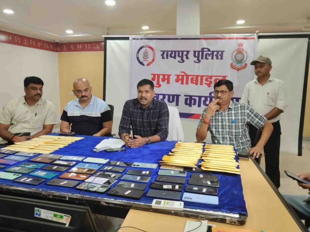 रायपुर पुलिस की बड़ी कार्रवाई  20 लाख के 100 गुम मोबाइल बरामद