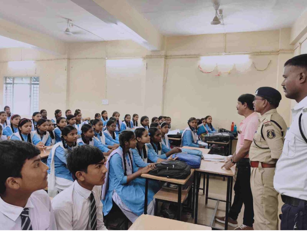 यातायात पुलिस सिमगा द्वारा हाई स्कूल हथबंद में आयोजित किया गया यातायात जागरूकता कार्यक्रम