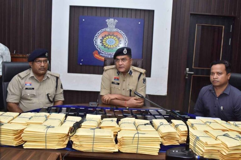 Theft: दुर्ग पुलिस की बड़ी सफलता विशेष टीम ने 303 गुम हुए मोबाइल किए बरामद, कुल कीमत लगभग 70 लाख रुपये