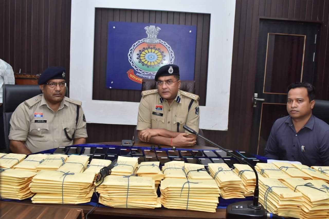 Theft: दुर्ग पुलिस की बड़ी सफलता विशेष टीम ने 303 गुम हुए मोबाइल किए बरामद, कुल कीमत लगभग 70 लाख रुपये