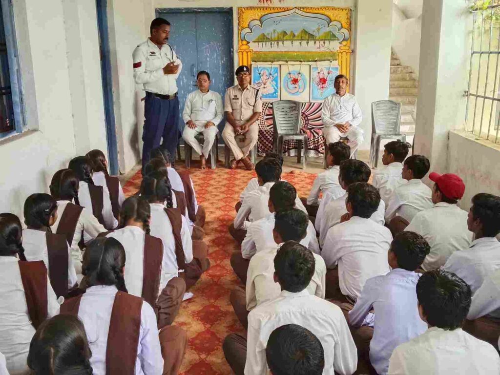 यातायात पुलिस भाटापारा द्वारा सरस्वती शिशु मंदिर सूरजपुरा (भाटापारा) में आयोजित किया गया यातायात जागरूकता कार्यक्रम