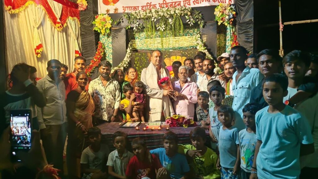 नगर पंचायत पलारी के पूर्व अध्यक्ष श्री यशवर्धन (मोनू) वर्मा ने दीप प्रज्वल्लित कर मनाया जन्मोत्सव