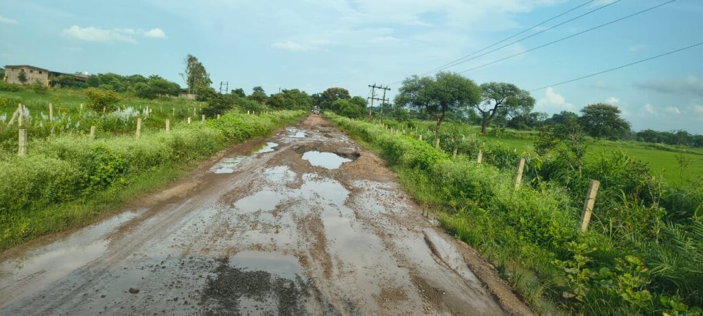 सड़क नहीं तो जान भी नहीं” – जर्जर संडी–जारा मार्ग पर ग्रामीणों की कलेक्टर से भावुक अपील