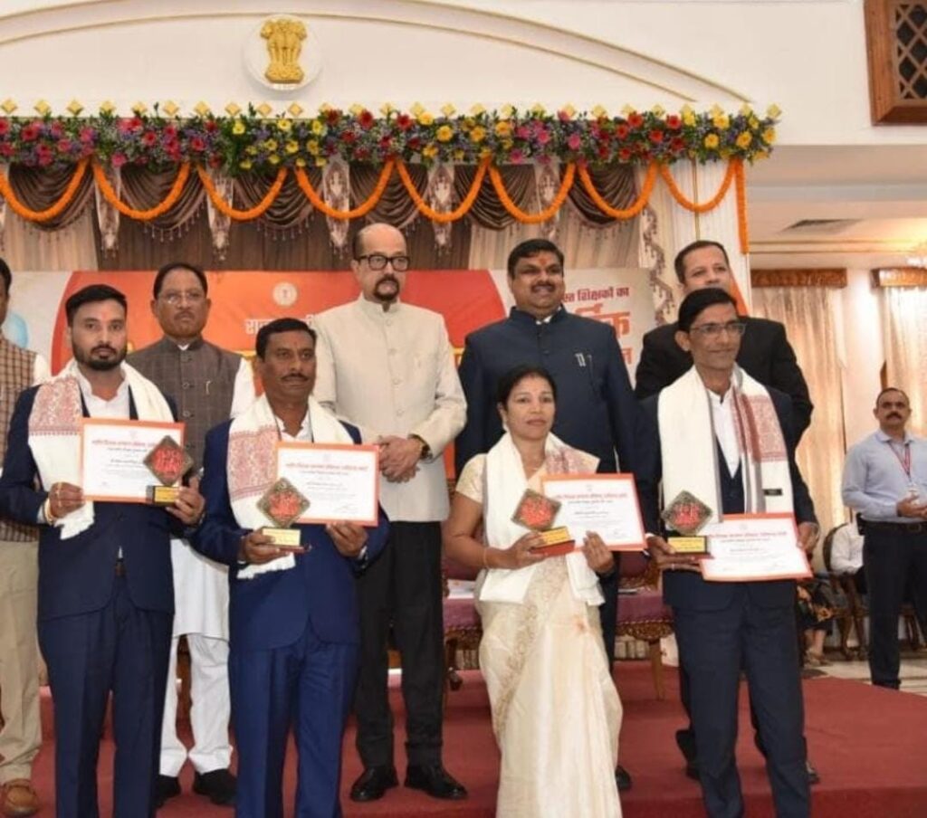 शिक्षक खोमन सिन्हा राज्यपाल शिक्षक सम्मान से हुए सम्मानित,,