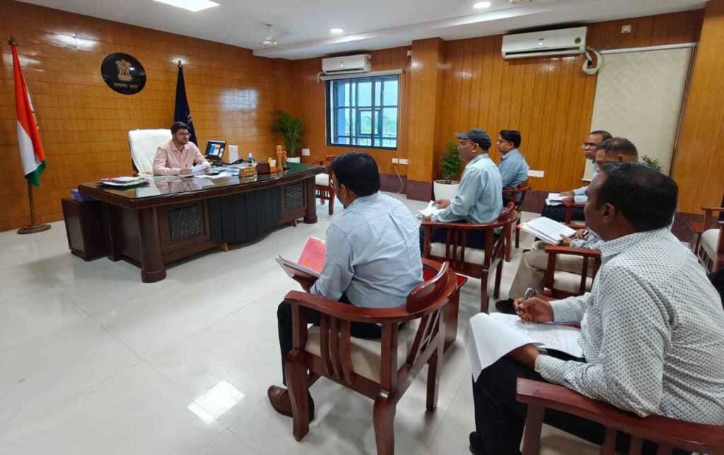 कलेक्टर ने की खाद भण्डारण व वितरण की समीक्षा किसानों को आवश्यकता अनुसार खाद उपलब्ध कराने व एग्रीस्टेक पंजीयन में तेजी लाने के निर्देश