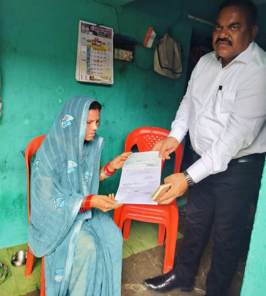 जिला प्रशासन ने दिवंगत कर्मचारी के परिवार को सौंपा अनुग्रह राशि का चेक