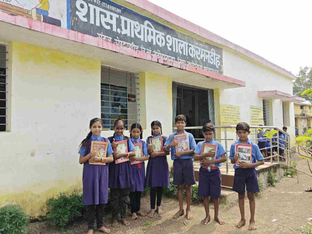 युक्तियुक्तकरण से अब प्राथमिक शाला करमनडीह  में चार शिक्षक,शिक्षा व्यवस्था हुई दुरुस्त,बच्चे व पालक ख़ुश