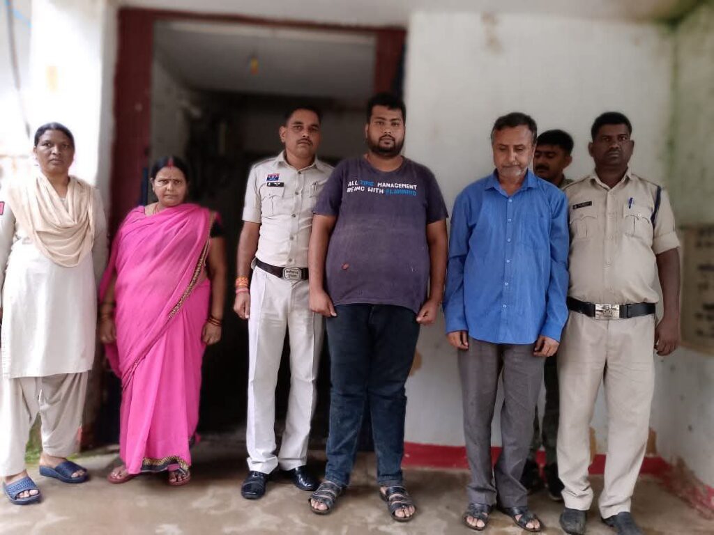 जशपुर पुलिस ने ठगी के मामले में फरार 3 आरोपियों को अंबिकापुर से धर दबोचा, गिरफ्तार कर भेजा जेल।