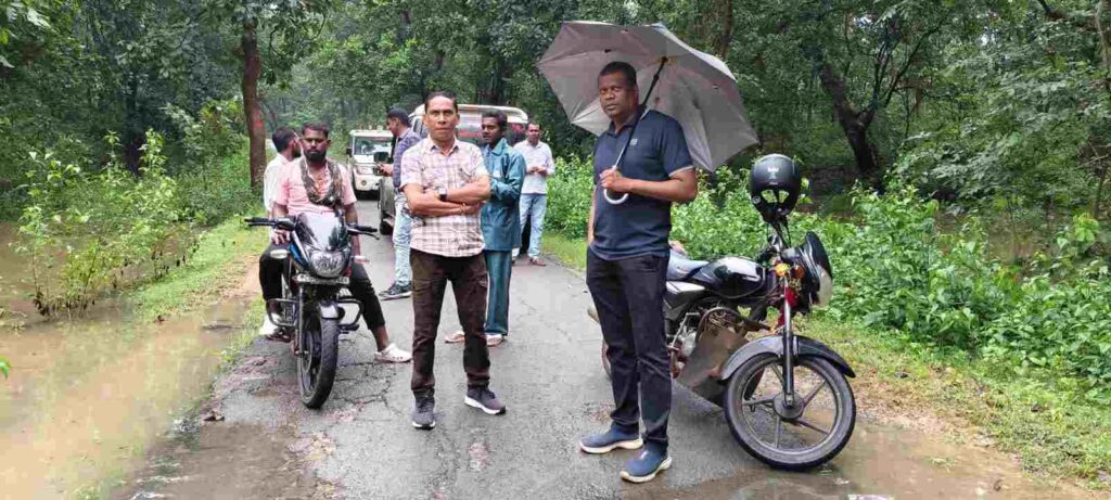 सोनाखान बगला पाली चारों ओर से नालों के पानी से घिरा, प्रशासन सतर्क