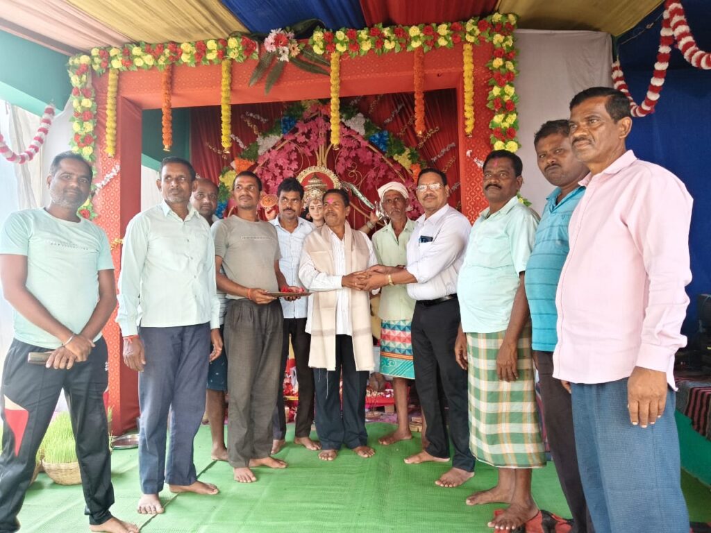 प्रधान पाठक भगवान सिंह ध्रुव को पदोन्नति पर ग्रामवासियों ने दी विदाई,