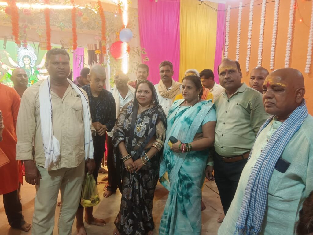 टिकारी में नवरात्रि पर्व पर मां कालरात्रि के दर्शन हेतु श्रद्धालुओं की भीड़, जिला पंचायत सदस्य सतकली बावरे हुई शामिल