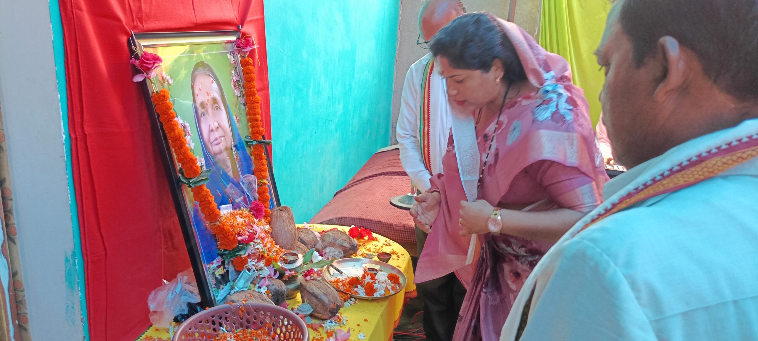 बलौदाबाजार :राजस्व पटेल संघ जिलाध्यक्ष की माता जी के दशगात्र कार्यक्रम में पहुँची विधायक कविता प्राण लहरे