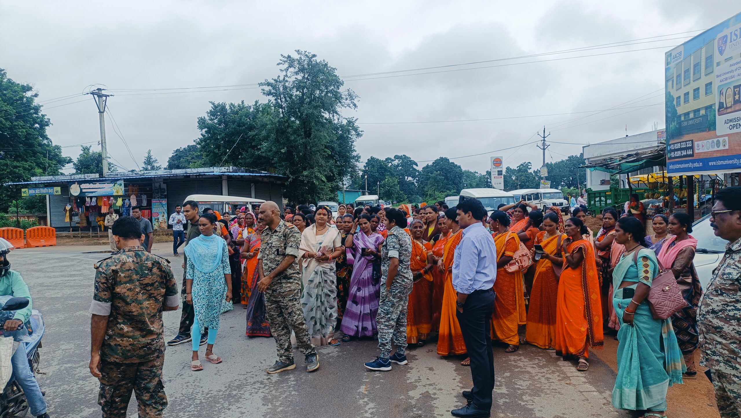 Chhattisgarh: मितानिनों ने छुरा में लगाया जाम, रायपुर नहीं जाने देने पर जताया विरोध