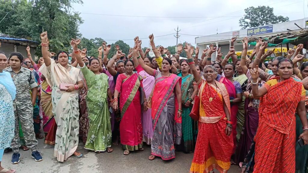 Chhattisgarh: मितानिनों ने छुरा में लगाया जाम, रायपुर नहीं जाने देने पर जताया विरोध