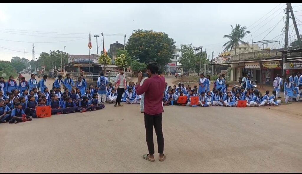 कन्या शाला की छात्राओं का चक्काजाम, स्कूल मर्ज के फैसले को लेकर विरोध जारी,
