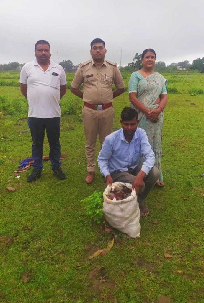 आबकारी विभाग की कार्रवाई,14 हजार से अधिक के देशी शराब जब्त