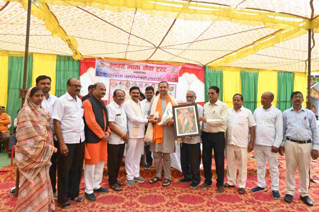 नगर पंचायत पलारी के पूर्व अध्यक्ष यशवर्धन मोनू वर्मा का जन्मदिन धूमधाम से मनाया गया