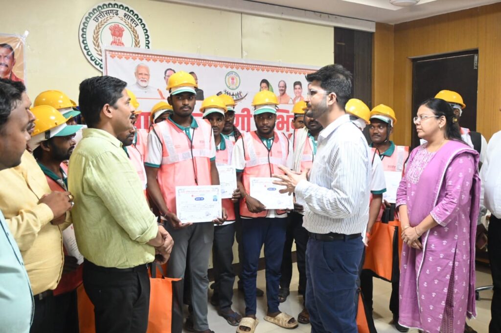 Baloda bazar: कलेक्टर ने 35 प्रतिभागियों को राजमिस्त्री प्रशिक्षण पूर्ण करने पर दिया प्रमाण पत्र