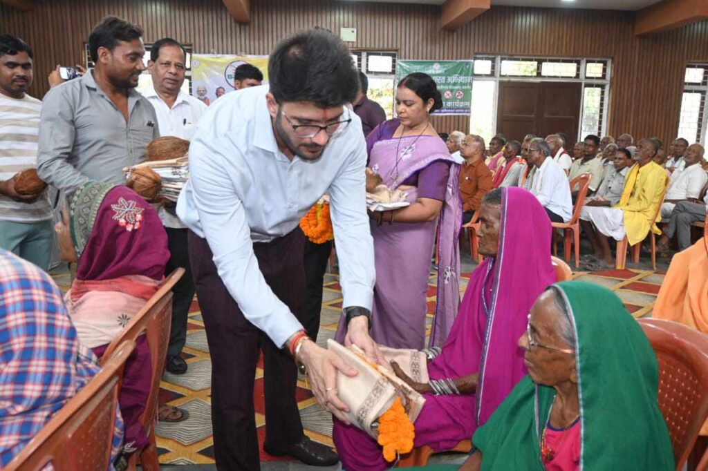 अंतर्राष्ट्रीय वृद्धजन दिवस पर बलौदाबाजार में वरिष्ठ नागरिकों का सम्मान