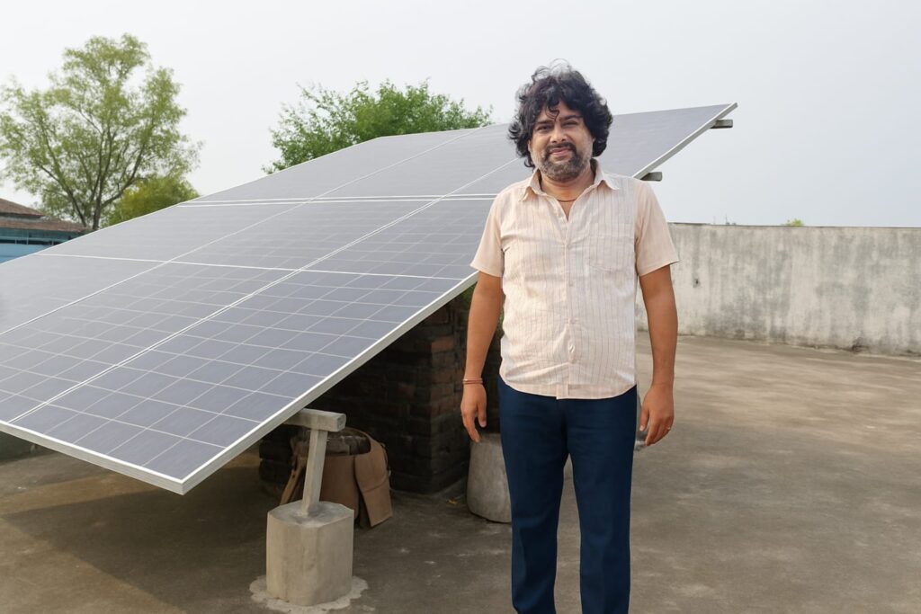 सोलर पैनल लगाकर धनेश ने बढ़ाया पर्यावरण संरक्षण की ओर कदम  पीएम सूर्यघर मुफ्त बिजली योजना से मिला लाभ, आत्मनिर्भर बने ग्रामीण