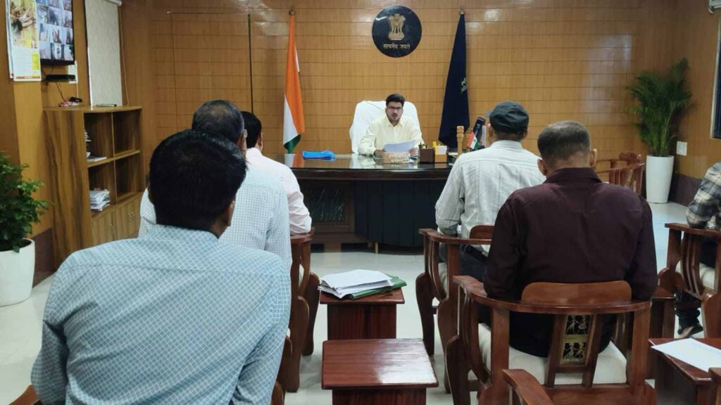 कलेक्टर ने की एग्रीस्टेक पंजीयन और धान खरीदी तैयारियों की समीक्षा छूटे किसानों के त्वरित पंजीयन पर ज़ोर