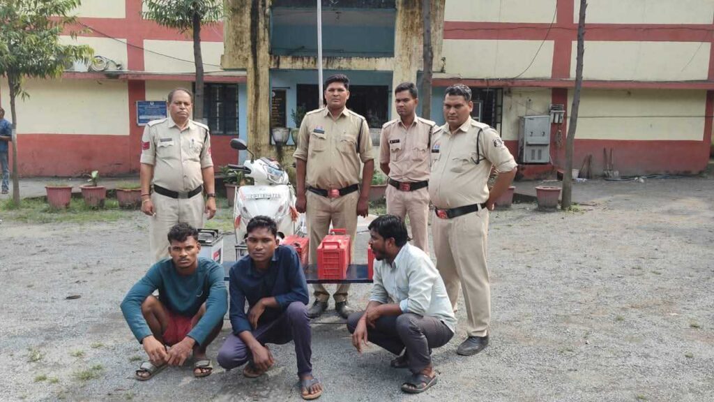 हरदीबाजार पुलिस की बड़ी कार्रवाई ट्रैक्टर बैटरी चोरी करने वाले दो आरोपी गिरफ्तार, चोरी का सामान खरीदने वाला भी हिरासत में