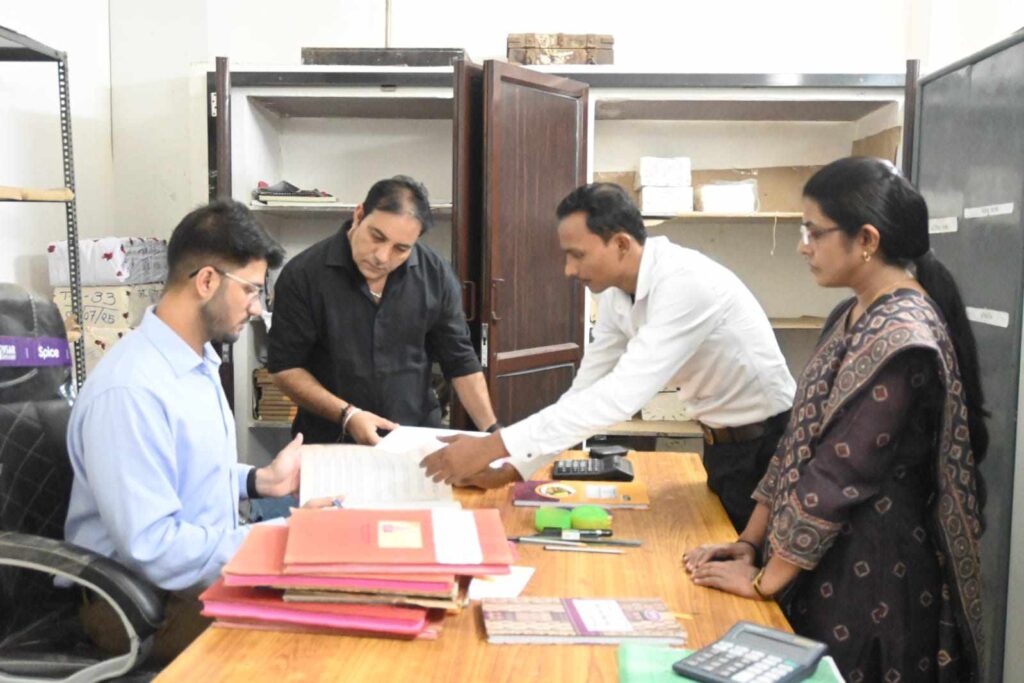 कलेक्टर ने किया कोषालय के डबल लॉक स्ट्रांग रूम का निरीक्षण