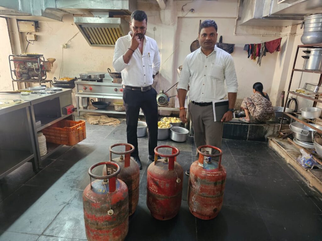 फूड सेफ्टी और खाद्य विभाग की बड़ी कार्रवाई: भाटापारा होटल से 5 घरेलू गैस सिलेंडर जब्त