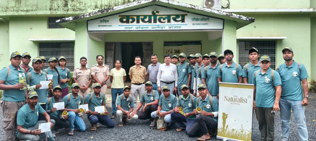 बारनवापारा अभयारण्य में पाँच दिवसीय इको-टूरिज्म गाइड प्रशिक्षण कार्यक्रम सम्पन्न*  *स्थानीय युवाओं  को वन्यजीव पर्यटन एवं पर्यावरण संरक्षण की दी गई गहन जानकारी*