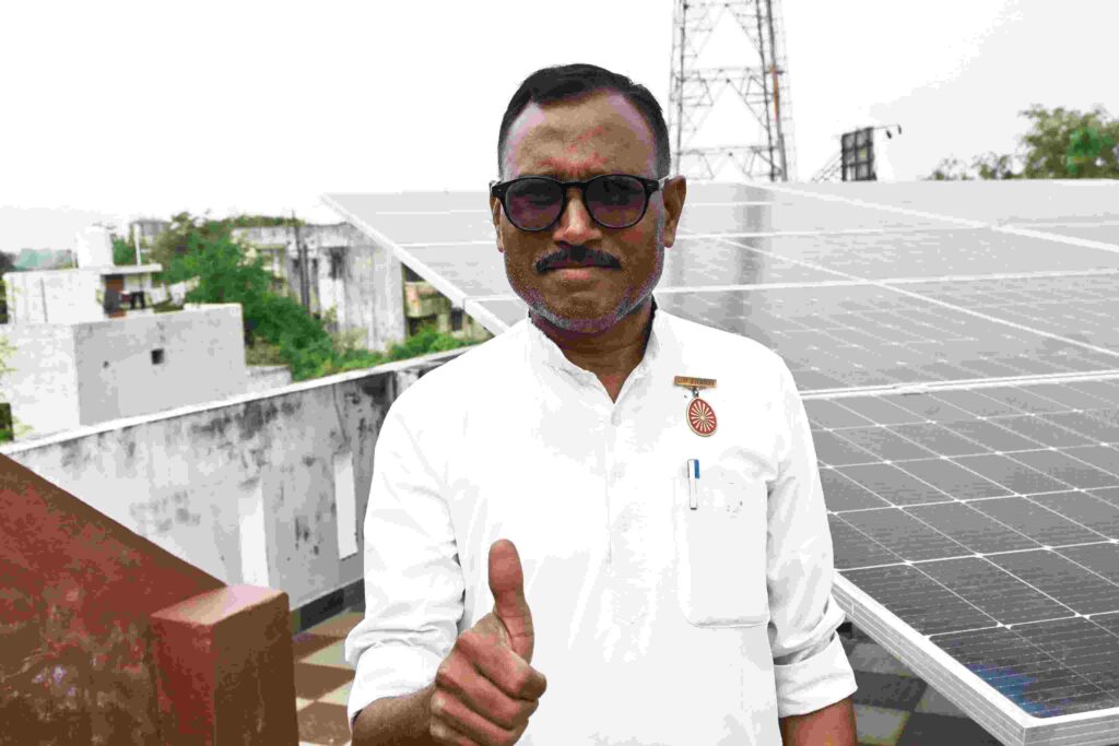 पीएम सूर्यघर योजना से दोहरा लाभ सिमगा के व्यवसायी लखन लाल के घर और दुकान दोनों में उजाला और बचत