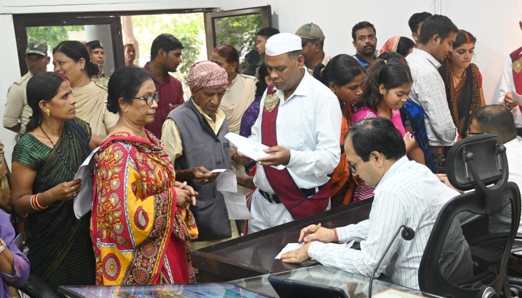 कलेक्टर ने जनदर्शन में सुनी लोगों की समस्याएं  नौकरी के नाम पर ठगी की कलेक्टर से हुई शिकायत