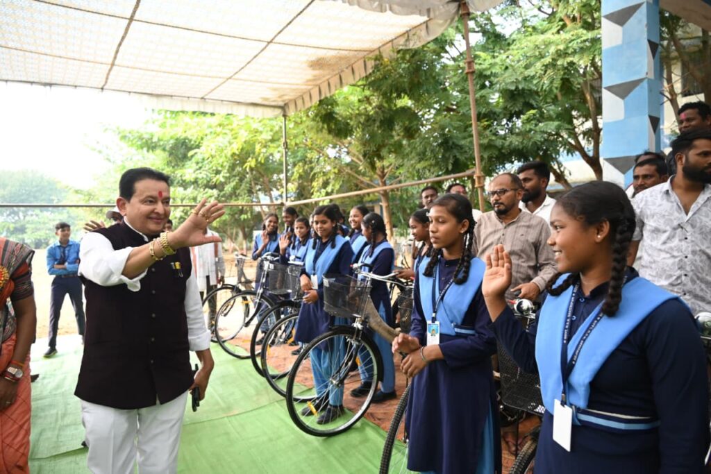सावित्रीपुर में सरस्वती सायकिल वितरण समारोह: विधायक डॉ. संपत अग्रवाल ने बेटियों को दी सशक्तिकरण की सौगात