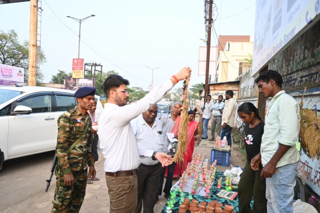 कलेक्टर ने बाजार जाकर खरीदे मिट्टी की दिये,स्वदेशी उत्पाद व स्थानीय कारीगरों का बढ़ाया उत्साह  पटाखा दुकानों का निरीक्षण कर सुरक्षा व्यवस्था का लिया जायजजा