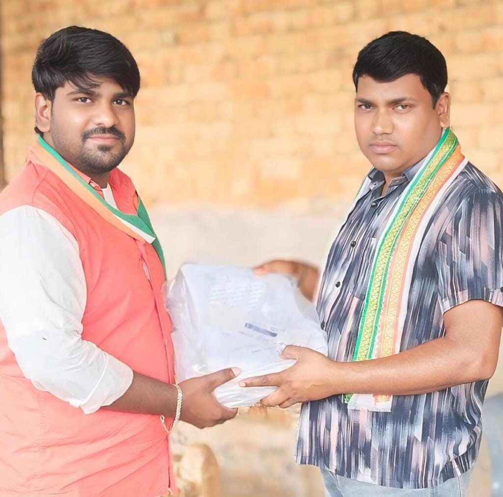 प्रतिनिधि बया मंडल अध्यक्ष प्रमोद साहू ने ब्लॉक अध्यक्ष को सौंपा हस्ताक्षर अभियान का गट्ठा