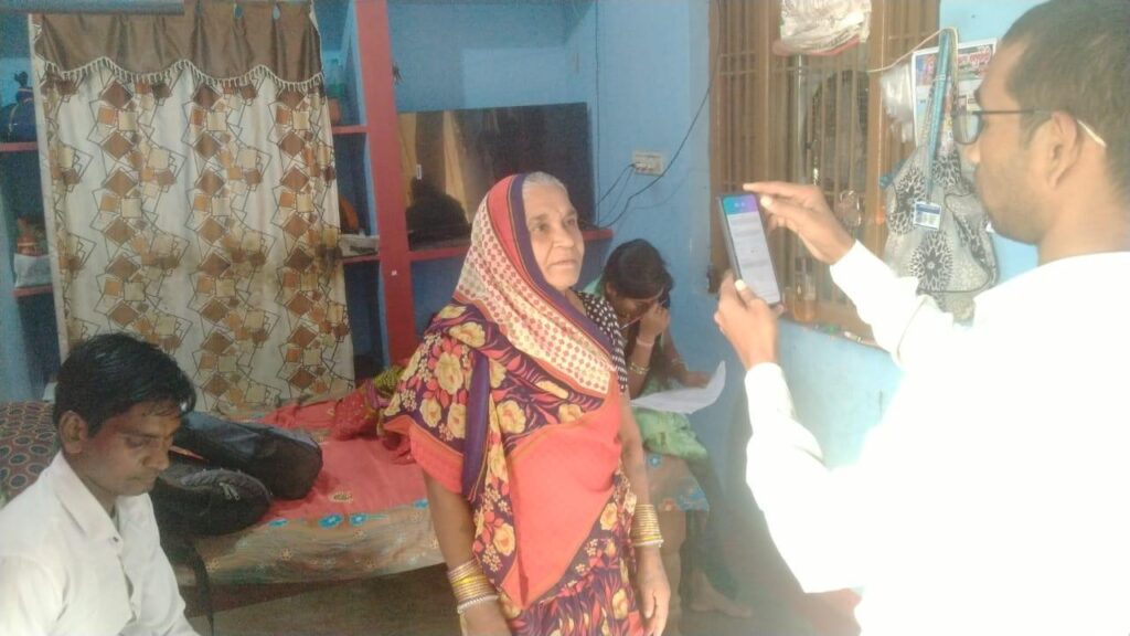 घर-घर पहुँच रही स्वास्थ्य टीम — आयुष्मान एवं वय वंदना कार्ड पंजीयन में तेजी
